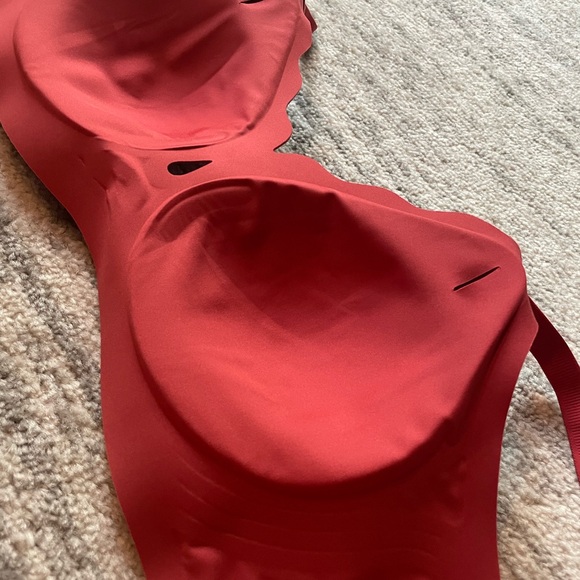 Seamless Red Women's Bra - Picture 2 of 4